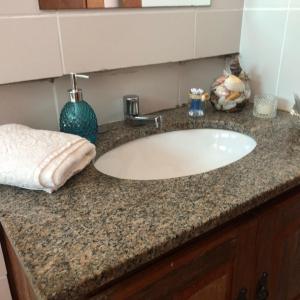 a bathroom counter with a sink in a bathroom at Pousada Estrela da Praia - Aluguel Casa in Guarujá