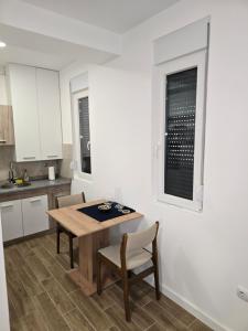 Kuchyň nebo kuchyňský kout v ubytování Kmb Apartment
