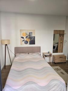 Postel nebo postele na pokoji v ubytování Kmb Apartment