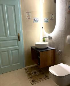 une salle de bain avec un lavabo, des toilettes et un miroir dans l'établissement Rooms Casa della Pizza - parking included, à Izola 29 autres photos