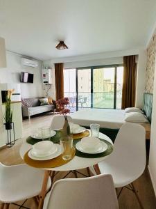 un soggiorno con tavolo e sedie bianche di Bucuria Studios Mamaia Nord a Mamaia Nord - Năvodari