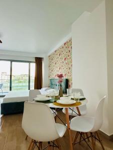 una sala da pranzo con letto, tavolo e sedie di Bucuria Studios Mamaia Nord a Mamaia Nord - Năvodari