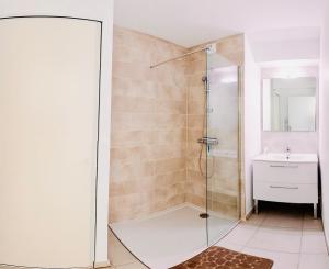 Ένα μπάνιο στο Confortable Appartement 211 direct access to sea 3min, 2 parking free +17 φωτογραφίες
