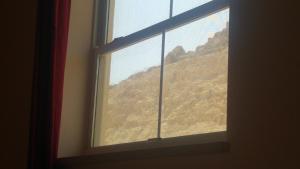 a window with a view of a mountain at ליד המצוק in Mitzpe Ramon +1 photo
