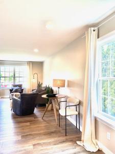 Χώρος καθιστικού στο Newly Built Zen Space - Entire 3 Bed 3 Bath House in Lancaster