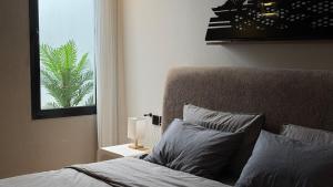 En eller flere senge i et værelse på ツ Najd Unit Luxe KAFD