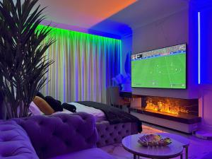 TV a/nebo společenská místnost v ubytování Sea View Smart & Garden VIP Apartment