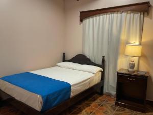 Postelja oz. postelje v sobi nastanitve Hostal Marias