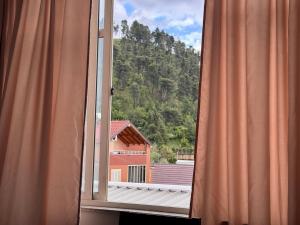 Nespecifikovaný výhled na hory nebo výhled na hory při pohledu z hostelu