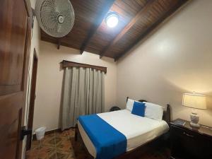 Postel nebo postele na pokoji v ubytování Hostal Marias