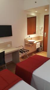 Giường trong phòng chung tại Go Inn Vitória