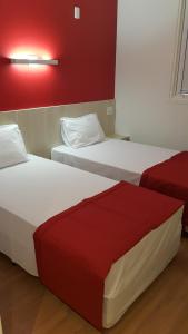 Giường trong phòng chung tại Go Inn Vitória