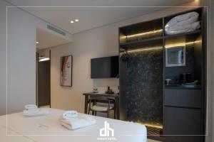 TV a/nebo společenská místnost v ubytování DREAM HOTEL SARANDA