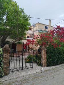 Το κτήριο όπου στεγάζεται  η παραθεριστική κατοικία