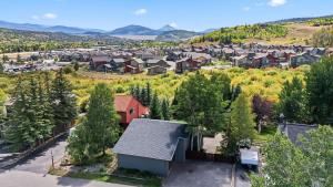 Una vista aérea de un barrio residencial con casas. en 249 E Coyote, en Silverthorne