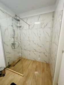 doccia in camera con parete in marmo di Bucuria Studios Mamaia Nord a Mamaia Nord - Năvodari Altre 5 foto