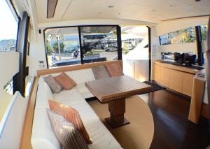 罗萨斯Habitación Suite, Alojamiento Apartamento Barco的带沙发和桌子的客厅