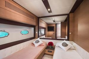 罗萨斯Habitación Suite, Alojamiento Apartamento Barco的小房间,船上有两张床