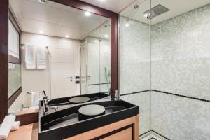 罗萨斯Habitación Suite, Alojamiento Apartamento Barco的一间带黑色水槽和淋浴的浴室 更多8张照片