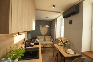 a kitchen and a living room with a table in a room at Przystanek Rudawy in Janowice Wielkie