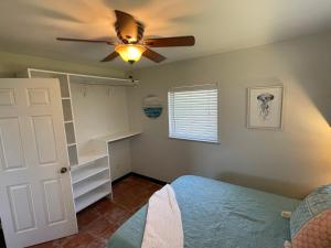 Un dormitorio con ventilador de techo y una cama. en Rock Ridge lll Close to everything, en Vero Beach 15 fotos más