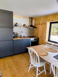 Kuchyň nebo kuchyňský kout v ubytování Nykmark - Eco House - Room Blåtinden