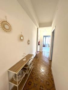 a room with a table and a mirror on the wall at Appartamento Vacanza Centro Asti in Asti
