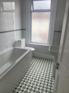 Ένα μπάνιο στο Stylish 4BR Home, 2 Bathrooms +1 φωτογραφίες
