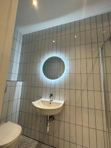 Ένα μπάνιο στο Stylish 4BR Home, 2 Bathrooms
