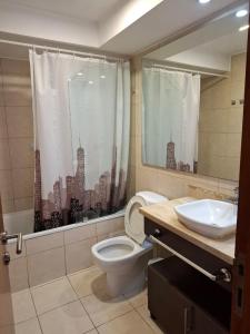 サンティアゴにあるSantiago Skyline Suitesのトイレと洗面台付きのバスルーム +27枚の写真