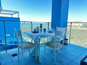 a table and chairs sitting on a balcony at Playa Serena 2 habitaciones PRIMERA LINEA DE PLAYA Vista al Mar in Roquetas de Mar