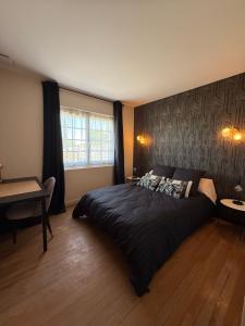 ein Schlafzimmer mit einem großen Bett und einem Fenster in der Unterkunft Villa 45 in Saint-Georges-de-Didonne