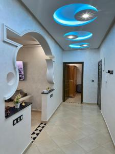 an office with a blue ceiling with a hallway at Appartement moderne à Benguérir in Benguerir