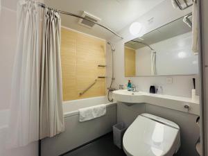 un bagno con wc, lavandino e doccia di Shizutetsu Hotel Prezio Kyoto Karasumaoike a Kyoto