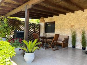 Televízia a/alebo spoločenská miestnosť v ubytovaní Palma Beach House