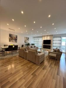 Μια τηλεόραση ή/και κέντρο ψυχαγωγίας στο Deluxe Apartment in the Heart of Peja