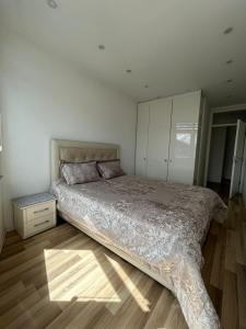 Ένα ή περισσότερα κρεβάτια σε δωμάτιο στο Deluxe Apartment in the Heart of Peja