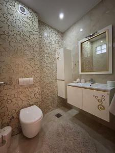 Ένα μπάνιο στο Deluxe Apartment in the Heart of Peja +15 φωτογραφίες