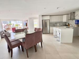 Η κουζίνα ή μικρή κουζίνα στο 3 bedrooms Monaco Building