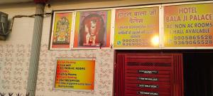 Certificato, attestato, insegna o altro documento esposto da OYO 82076 Hotel Balaji Palace