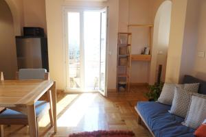 Χώρος καθιστικού στο Sunlit Urban Loft I Madina Apt I 2min to EGY museum +4 φωτογραφίες