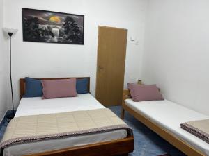 a room with two beds in a room at Apartman Aida in Jablanica