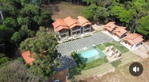 an aerial view of a house with a swimming pool at Pousada Flor do Café in Ubajara
