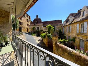 Балкон или терраса в LE TERME maison en pierre dans village tous commerces au coeur du Périgord proche Sarlat et rivière Dordogne