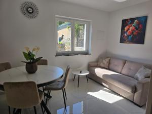 un soggiorno con un divano e un tavolo di Villa Mak a Portoroz