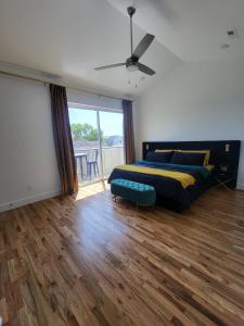 チャタヌーガにあるThe Stunning Southside Escape!のベッドとテーブルと窓のある寝室