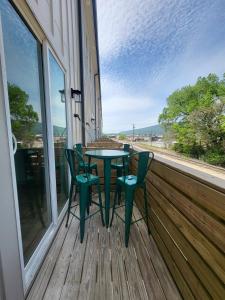 チャタヌーガにあるThe Stunning Southside Escape!の窓付きのポーチ(テーブル、椅子付)
