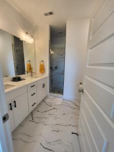 チャタヌーガにあるThe Stunning Southside Escape!の洗面台2つとシャワー付きの白いバスルーム +23枚の写真
