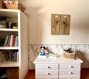 a white dresser with a stuffed animal sitting on top of it at Holibai, Feiticeira, Vacaciones familiares, Casa de Ensueño en Galicia in Gondomar