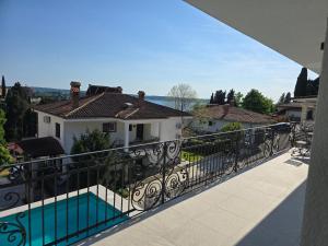 un balcone di una casa con piscina di Villa Mak a Portoroz